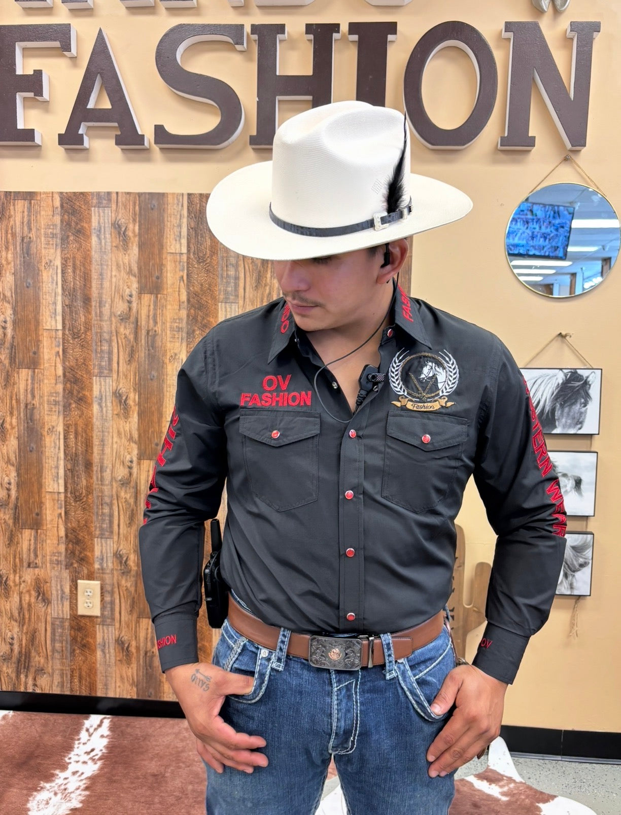 Moda OV Hombre Negro con Logo Rojo