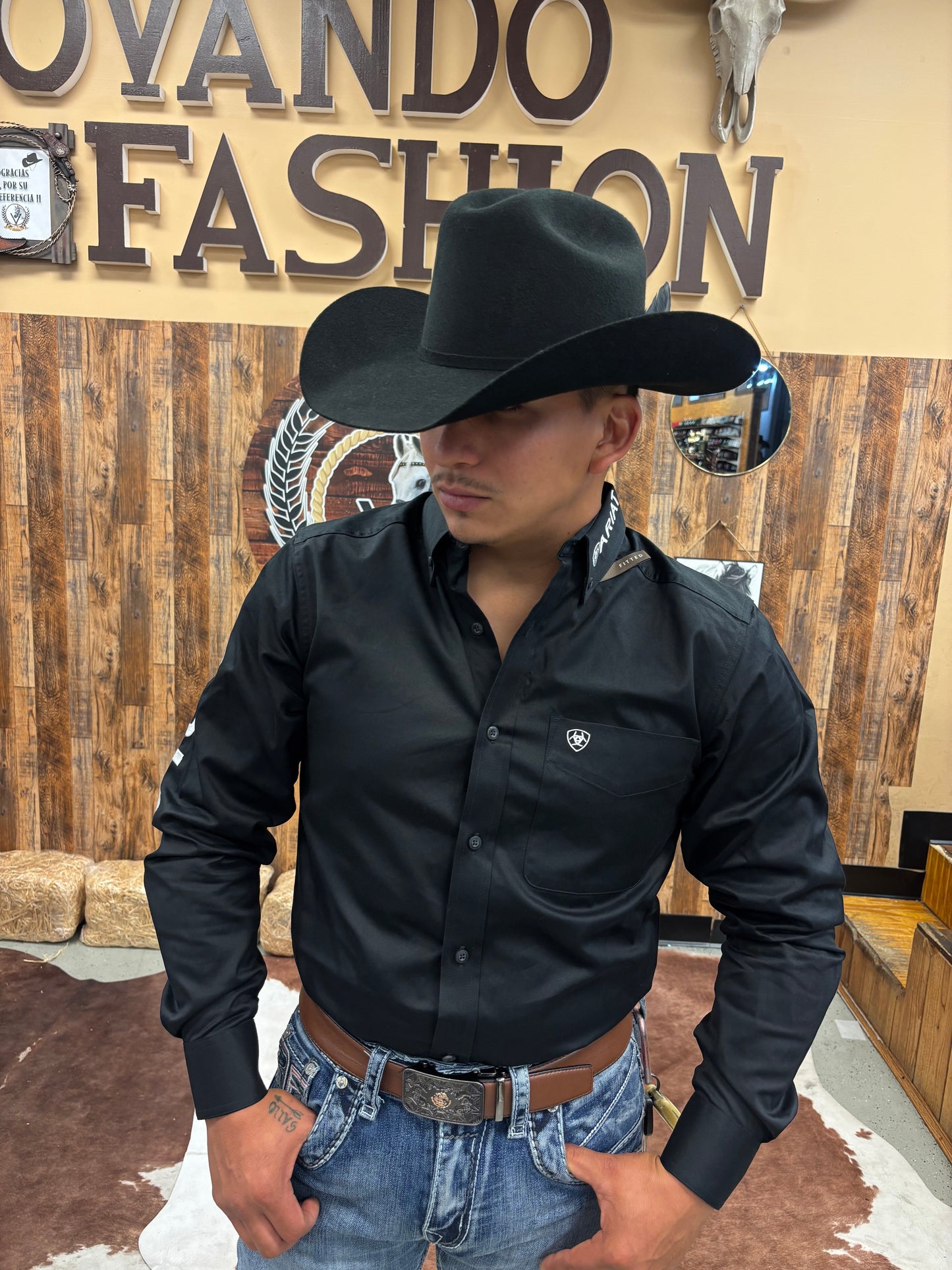 Camisa clásica de ajuste clásico para hombre Ariat con logo del equipo en sarga