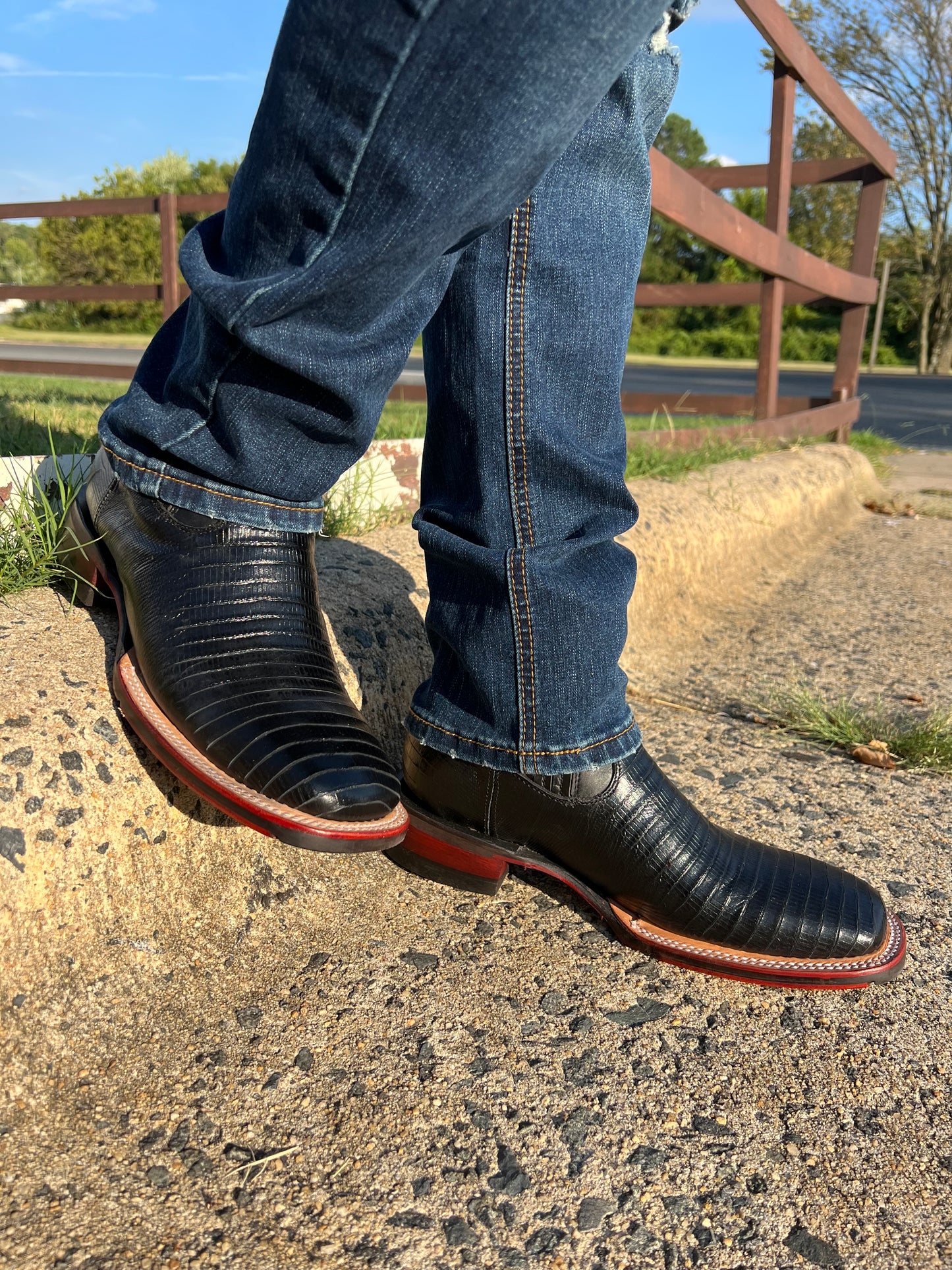 Botin Rodeo Lizard Negro Punta Cuadrada Con Suela Jumper