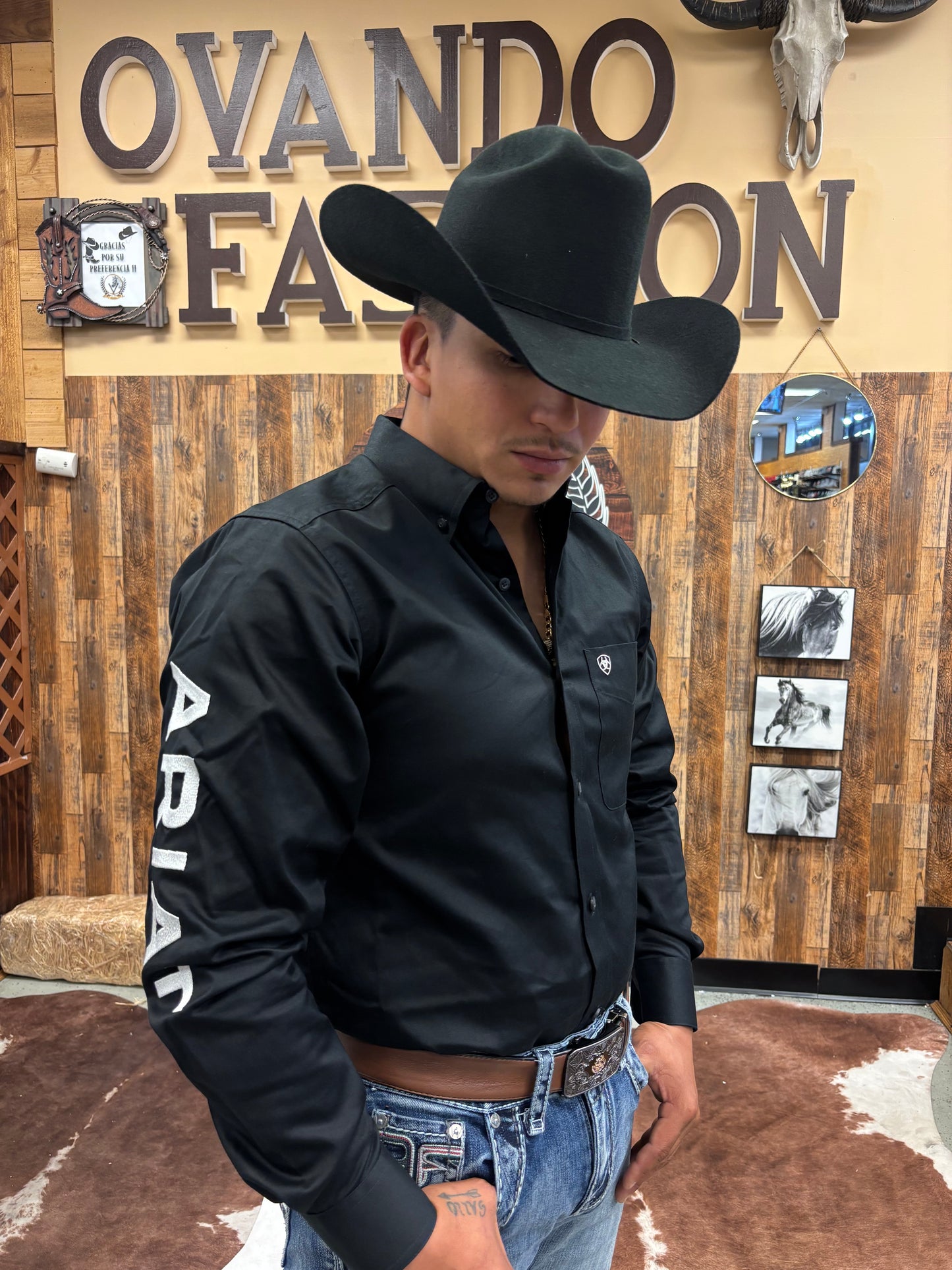 Camisa clásica de ajuste clásico para hombre Ariat con logo del equipo en sarga