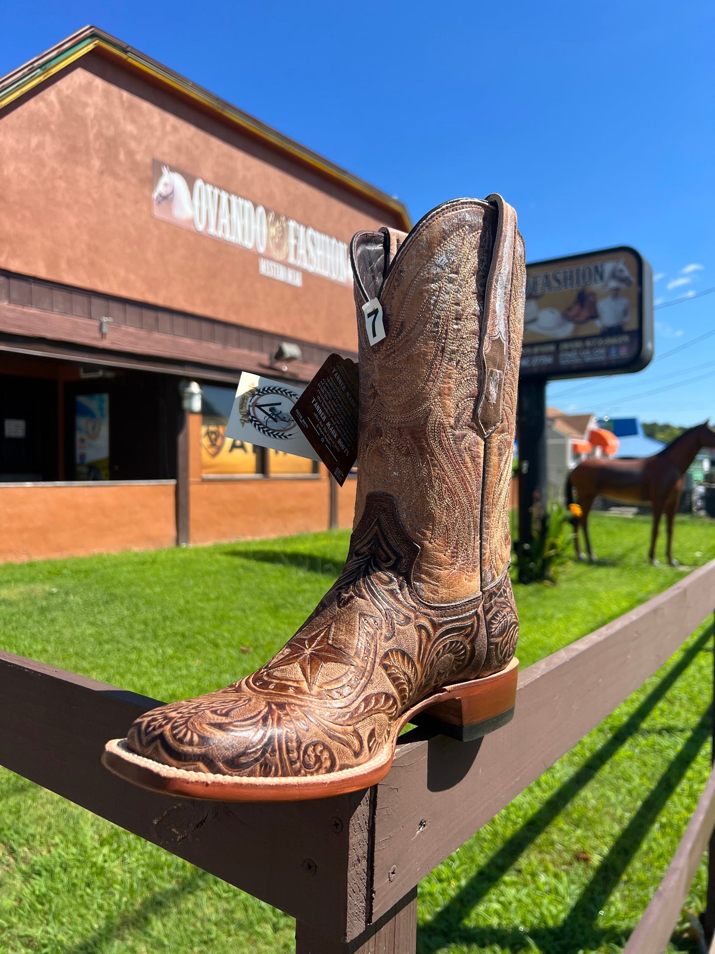 Botas con estampado de herradura marrón y punta cuadrada ancha para hombre