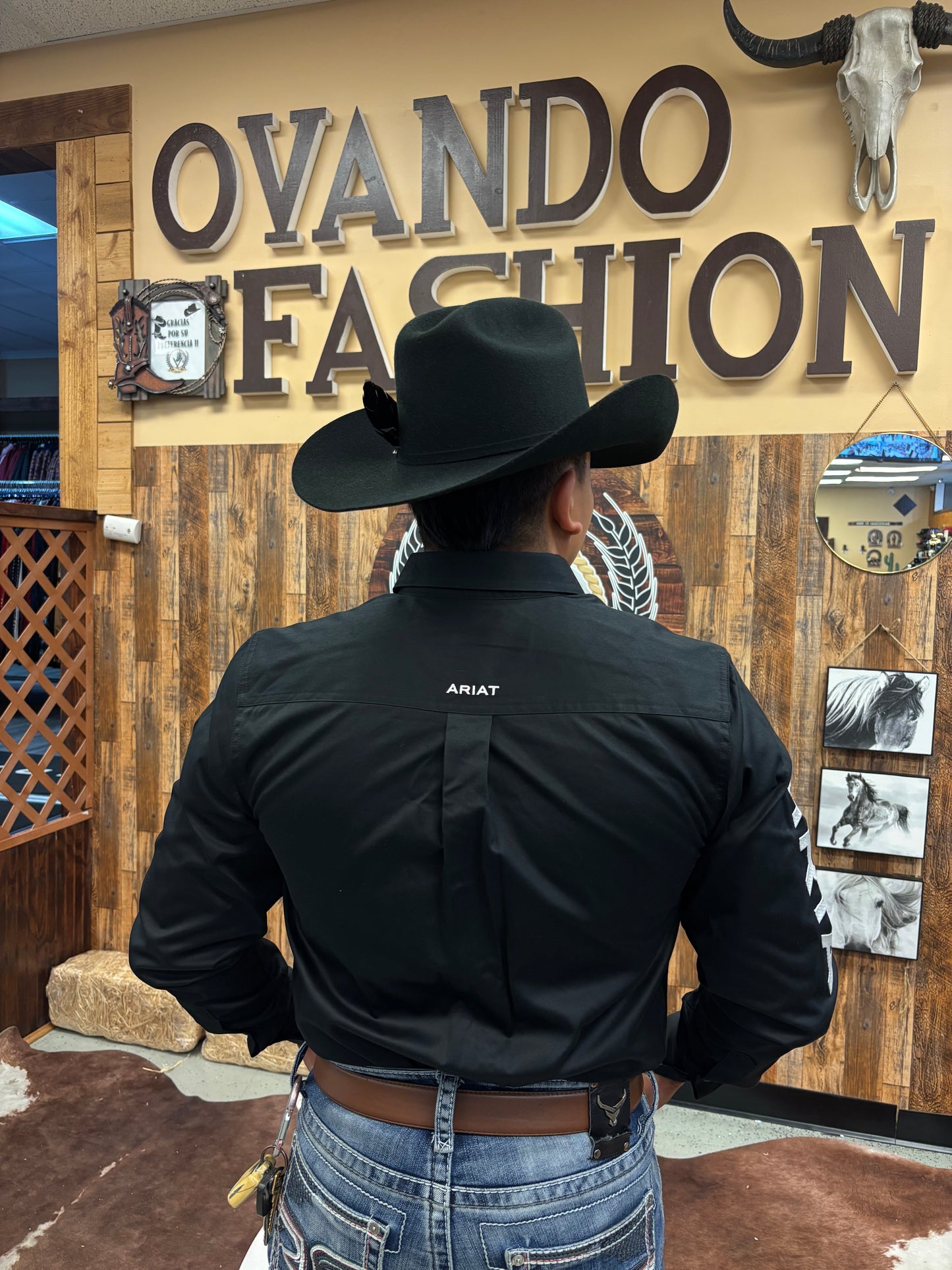 Camisa clásica de ajuste clásico para hombre Ariat con logo del equipo en sarga