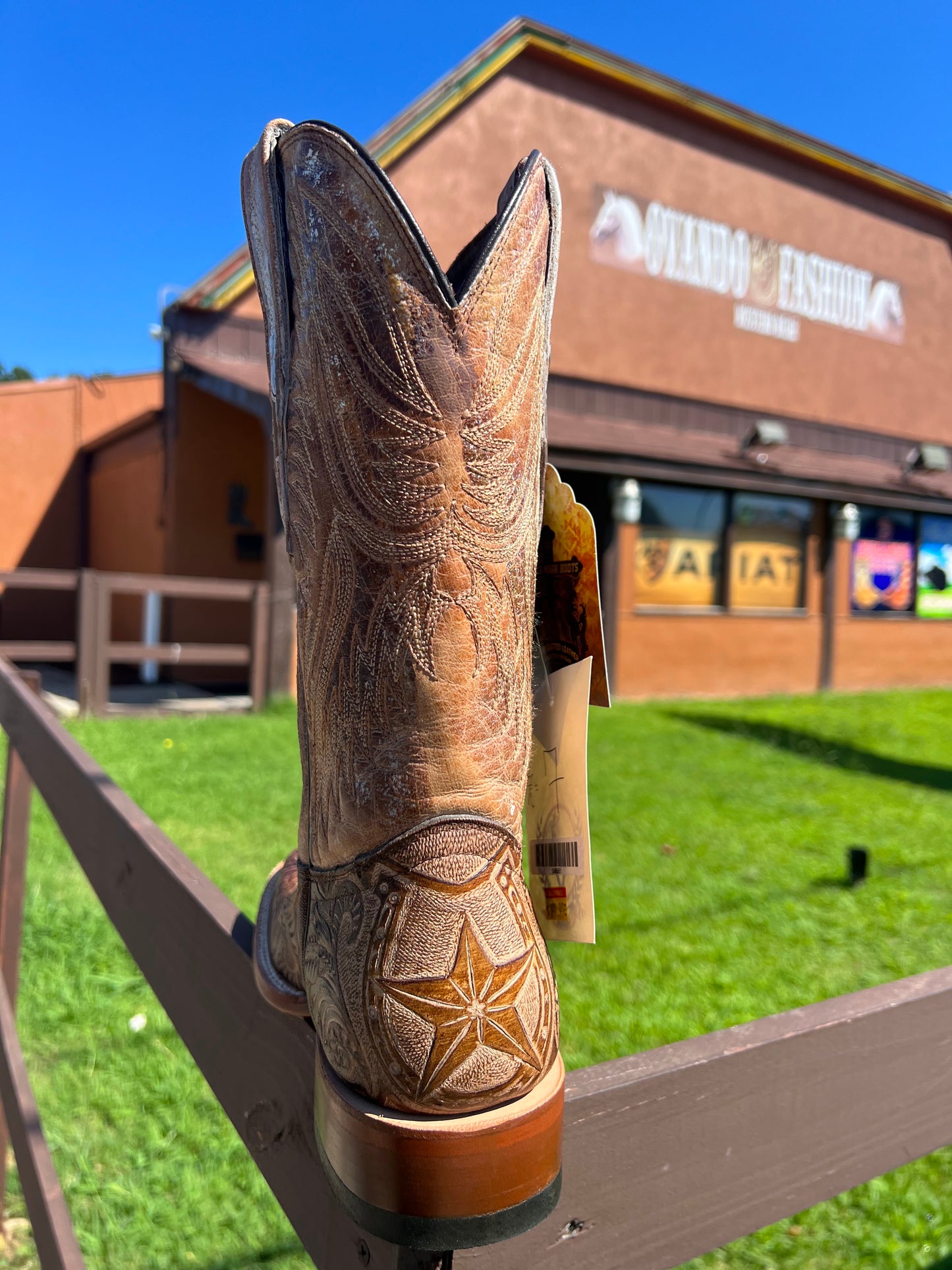 Botas con estampado de herradura marrón y punta cuadrada ancha para hombre