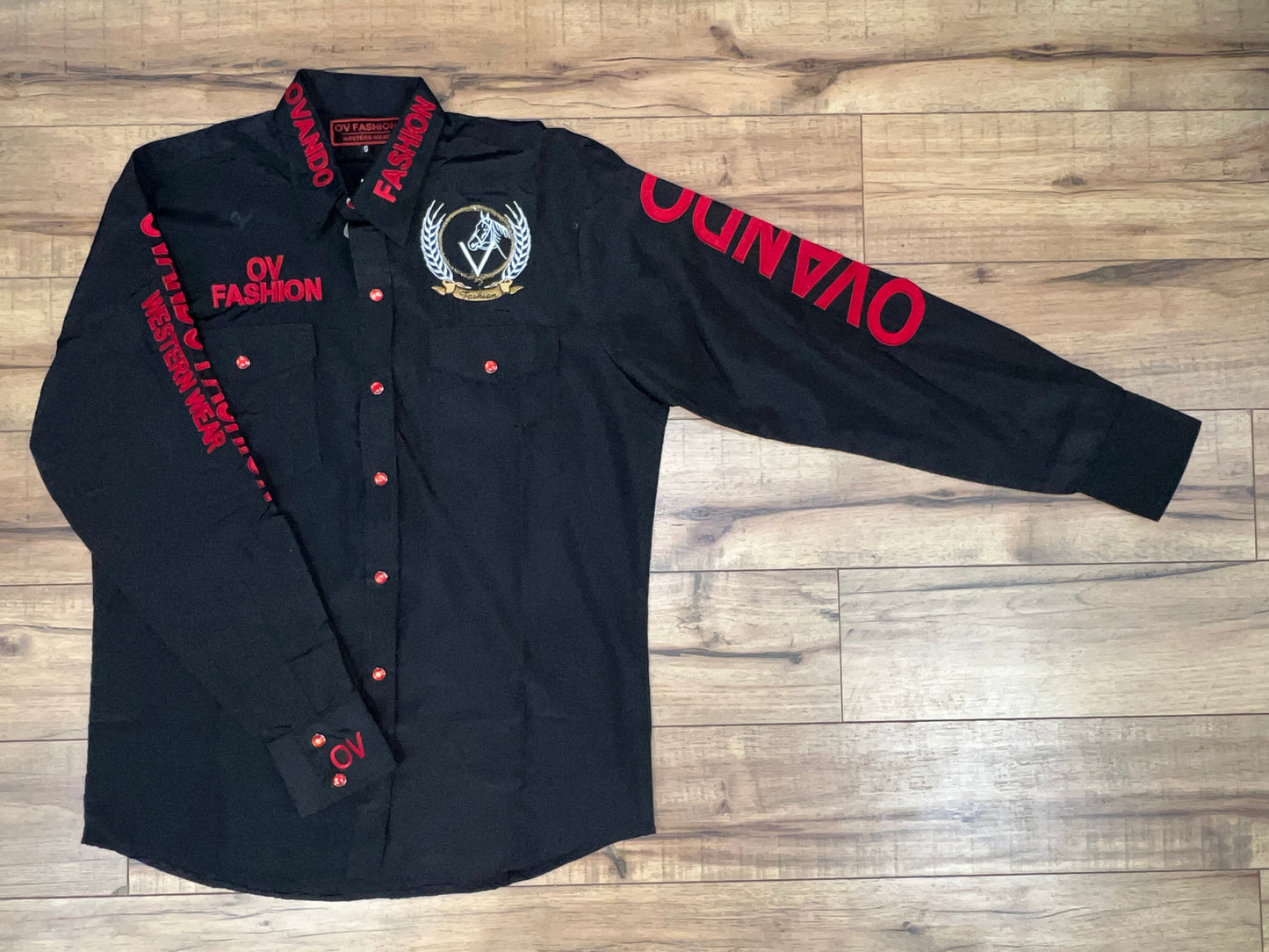 OV Fashion para hombre negro con logotipo rojo